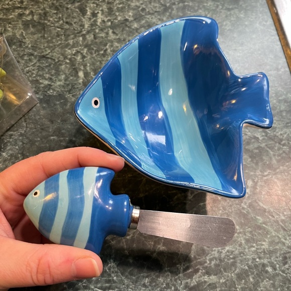 Bundle of 2 items - Fish-Themed Salt and Pepper Set with Bowl and Spreader - Picture 4 of 5